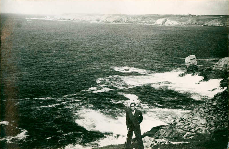 Photo of Gregor Piatigorsky in front of the ocean